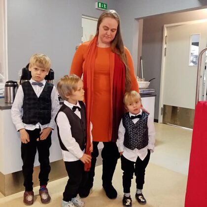 Anniina Javanainen esiintyy lapsineen joulujuhlassa 2019